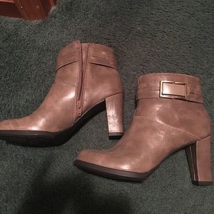 Life stride ankle boots